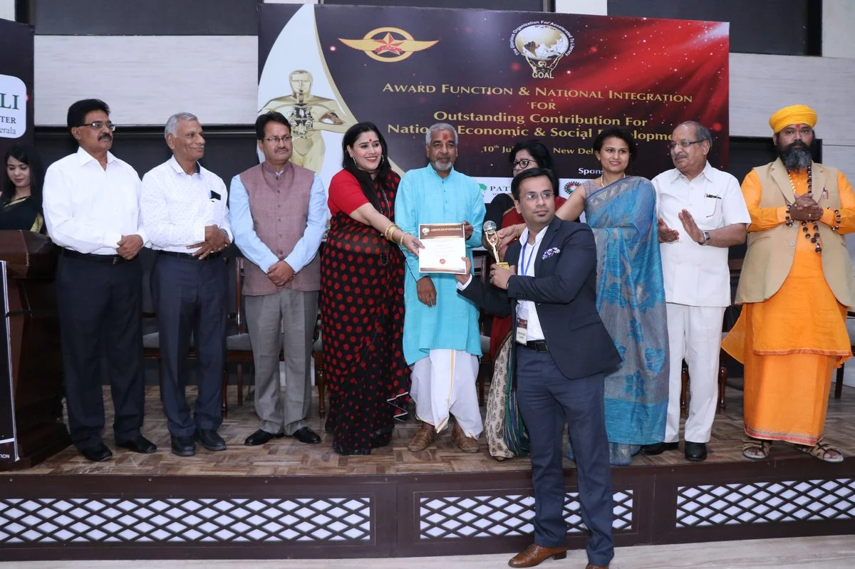 Dr. Debraj Shome receiving the GOAL Indian Iconic Personality Award, New Delhi, July 2018