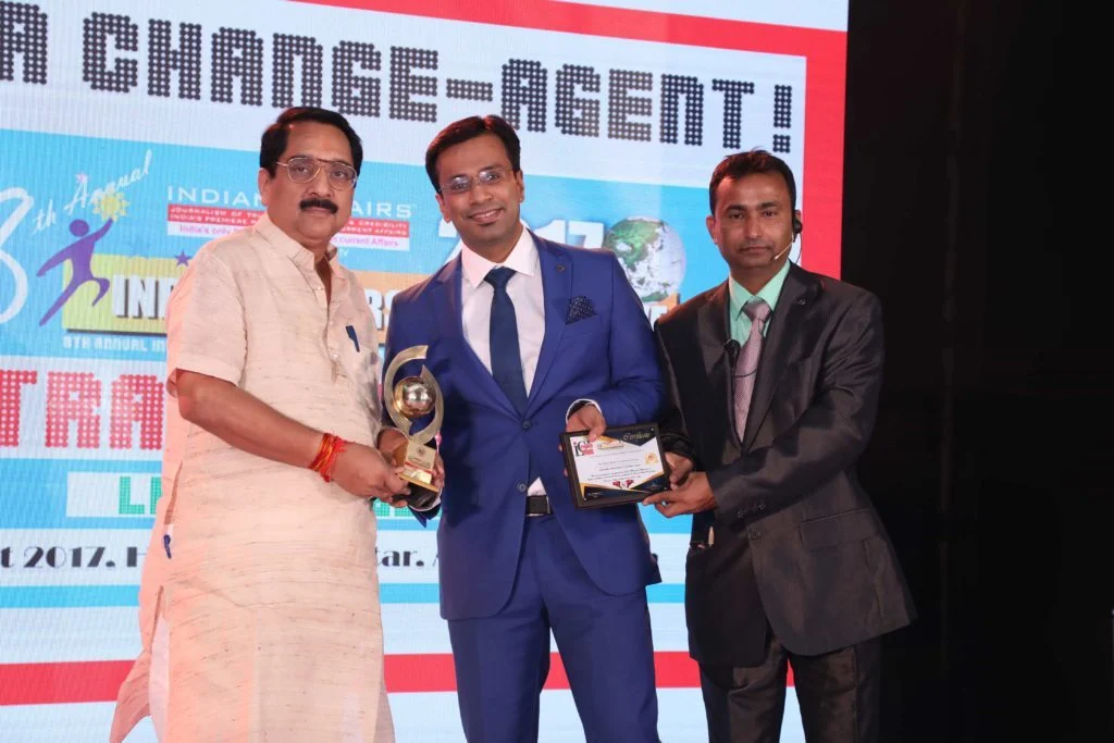 Dr. Debraj Shome receiving the Indian of the Year award at the India Leadership Conclave 2017