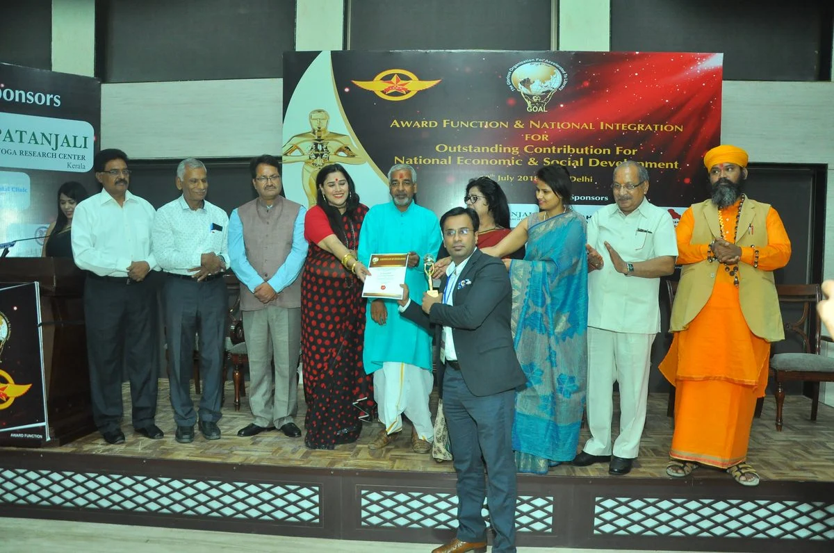 Dr. Debraj Shome honoured for philanthropy and social service at the GOAL awards, New Delhi 2018